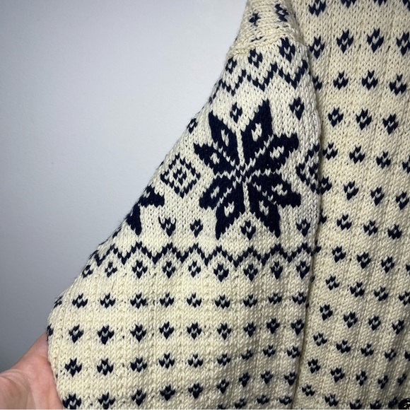 Vintage Nordic Women Navy  & Cream Snowflake winter chunky cardigan in size L/XL - Picture 5 of 10